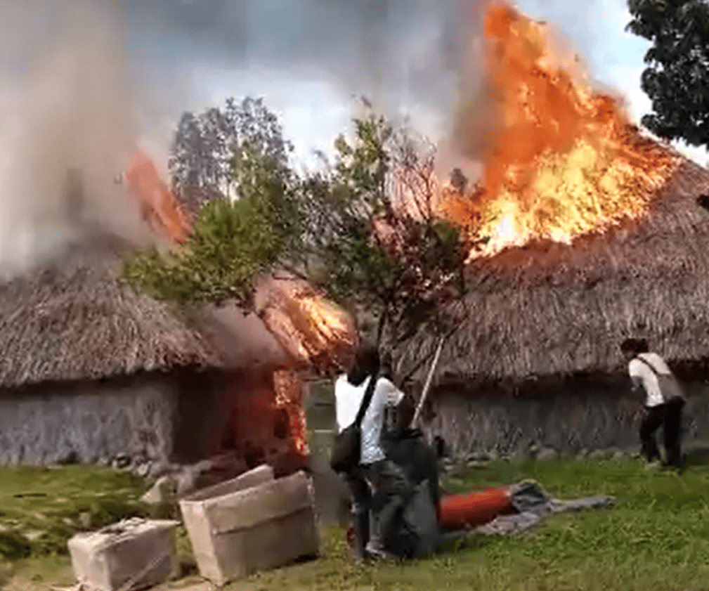 La comunidad logró destechar una casa para evitar que el fuego se expandiera y posteriormente llegaron los bomberos para controlar el fuego.