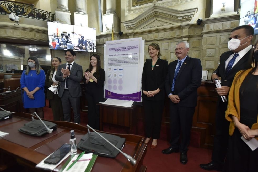 Firma del Pacto por la Equidad para la mujer en el Deporte en el Senado de la Républica.