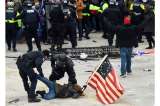 En fotos: así dejó el asalto al Capitolio a la sociedad estadounidense