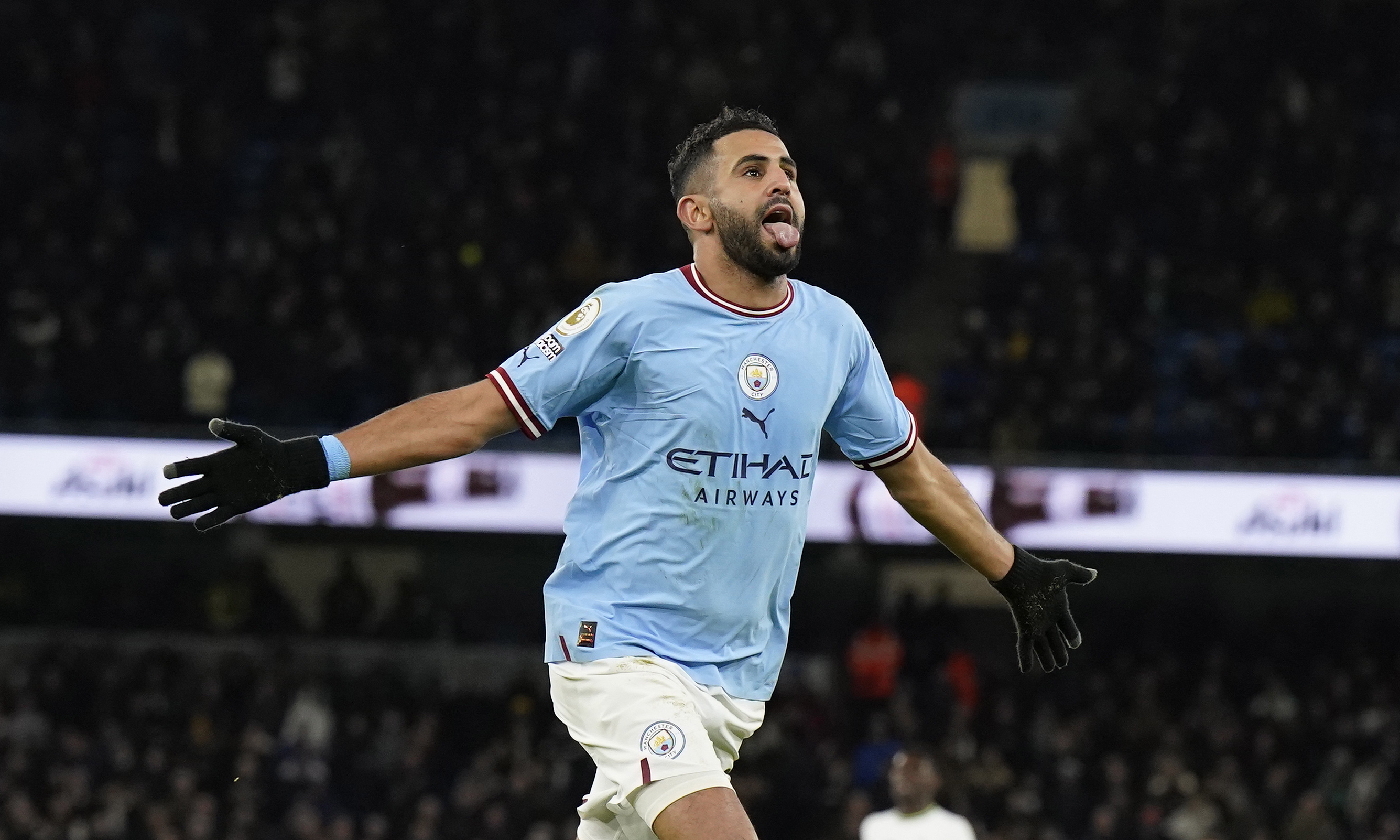 Manchester (United Kingdom), 19/01/2023.- Riyad Mahrez of Manchester City celebrates after scoring the 4-2 goal during the English Premier League soccer match between Manchester City and Tottenham Hotspur in Manchester, Britain, 19 January 2023. (Reino Unido) EFE/EPA/Andrew Yates EDITORIAL USE ONLY. No use with unauthorized audio, video, data, fixture lists, club/league logos or 'live' services. Online in-match use limited to 120 images, no video emulation. No use in betting, games or single club/league/player publications