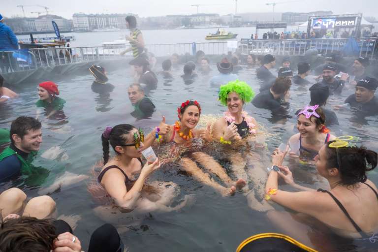 Geneva (Switzerland), 20/12/2025.- Participants take part in the 87th edition of the annual Christmas swimming 'Coupe de Noel' in Geneva, Switzerland, 20 December 2025. More than 4,200 men and women swam the 100 meters at the traditional Christmas swimming in Geneva where the water temperature was 8.8 degrees Celsius. (Suiza, Ginebra) EFE/EPA/MARTIAL TREZZINI