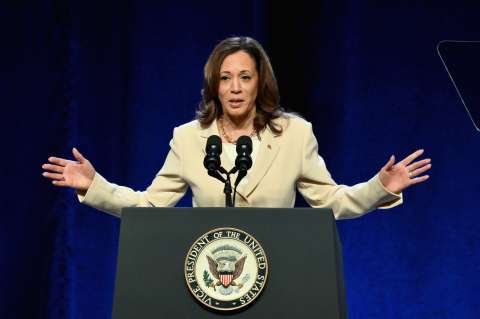 Harris acusa a Trump de jugar con las condiciones de su debate