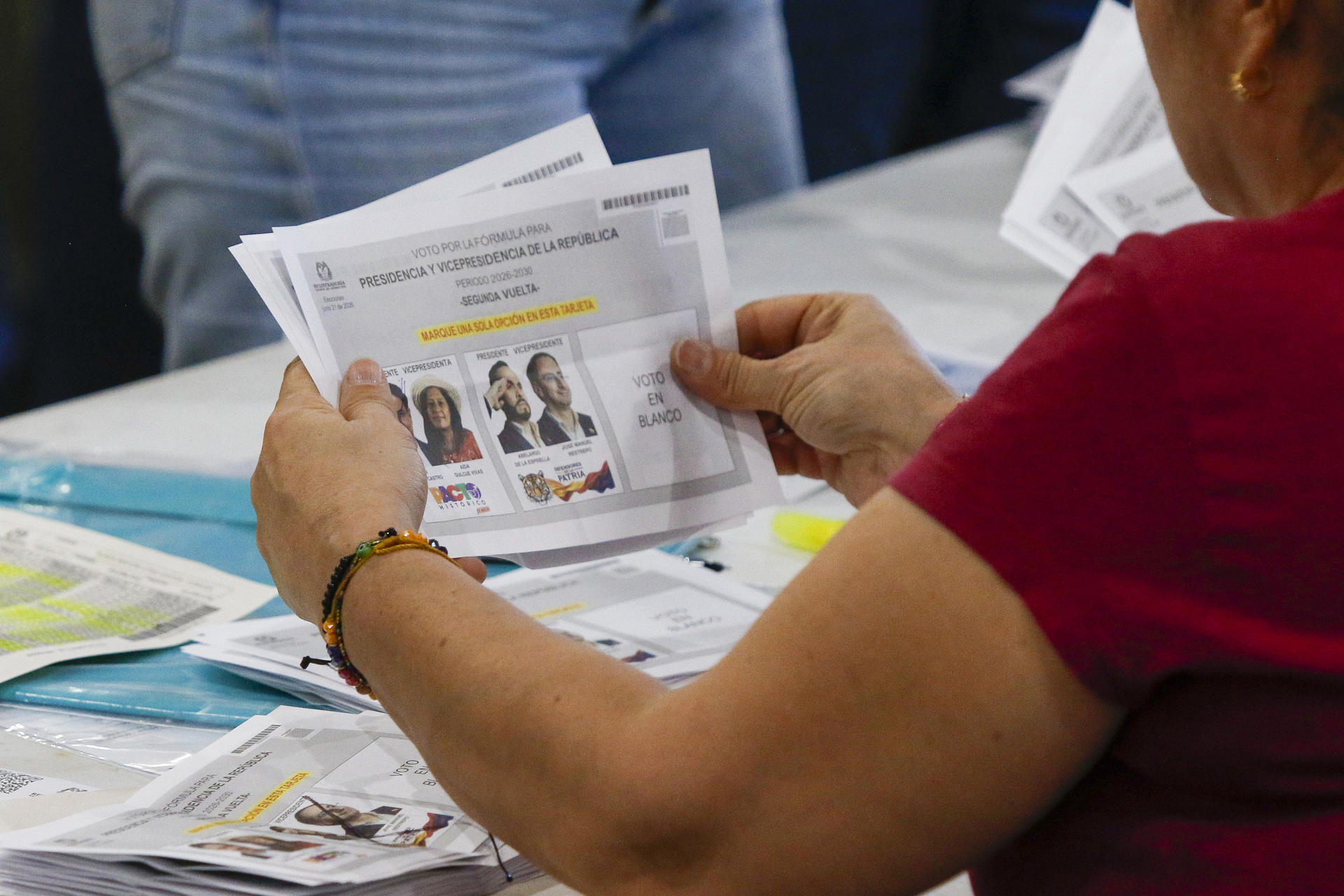 AME3047. MEDELLÍN (COLOMBIA), 21/06/2026.- Jurados de votación realizan el conteo de votos este domingo, en Medellín (Colombia). Los colegios electorales de Colombia cerraron después de ocho horas de votación para elegir en segunda vuelta al próximo presidente, una disputa entre el ultraderechista Abelardo de la Espriella y el izquierdista Iván Cepeda. EFE/ STR