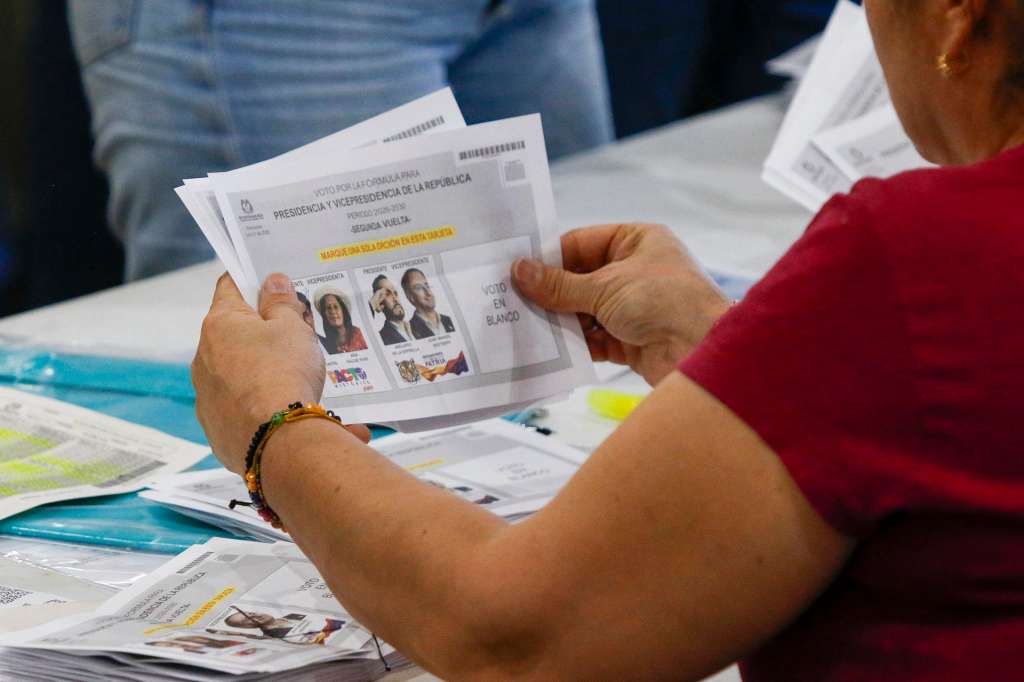 AME3047. MEDELLÍN (COLOMBIA), 21/06/2026.- Jurados de votación realizan el conteo de votos este domingo, en Medellín (Colombia). Los colegios electorales de Colombia cerraron después de ocho horas de votación para elegir en segunda vuelta al próximo presidente, una disputa entre el ultraderechista Abelardo de la Espriella y el izquierdista Iván Cepeda. EFE/ STR