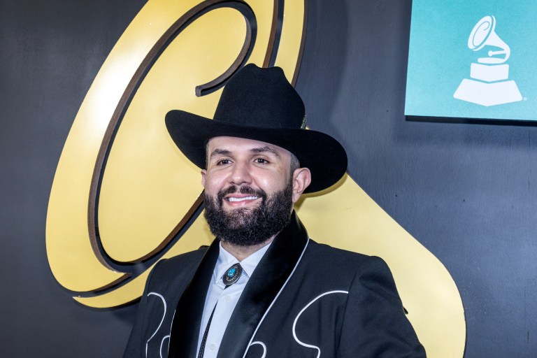 Carin León sugiere “regular los corridos prohibidos y las redes sociales”