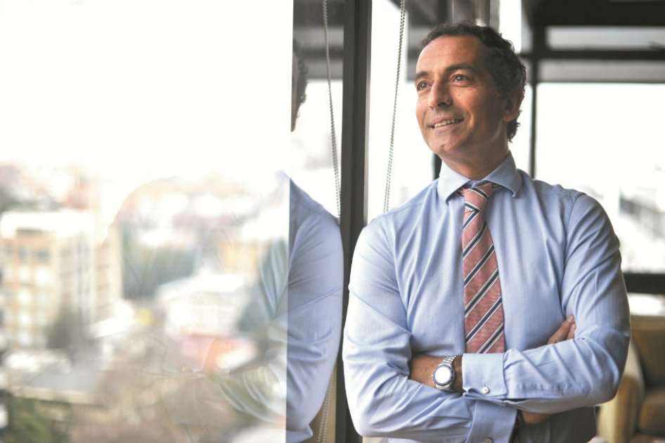 Desde su oficina, Joao Manuel Ribeiro ya no divisa el horizonte del mar en Portugal, sino los imponentes cerros orientales de la capital colombiana. / Luis Ángel