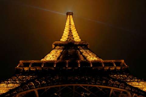 París apaga sus monumentos emblemáticos para sumarse a "La Hora del Planeta"