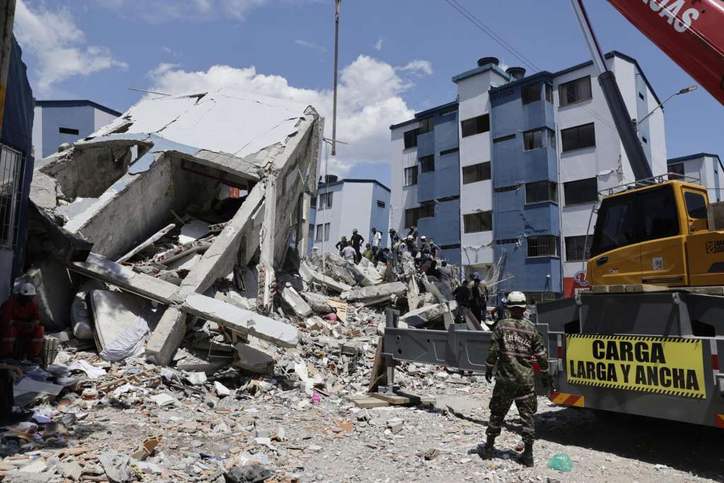 AME7989. PEREIRA (COLOMBIA), 11/08/2026.- Integrantes del Ejercito de Colombia y voluntarios realizan una operación de rescate en los escombros de un edificio tras el terremoto de magnitud 7,4 que sacudió la mayor parte de Colombia, este martes en el sector de La Lorena en Pereira (Colombia). El presidente de Colombia, Abelardo de la Espriella, cifró en 181 el número de muertos por el terremoto de magnitud 7,4 que sacudió el lunes varias zonas del país, balance que contrasta con el de al menos 240 fallecidos contabilizados por las autoridades de los departamentos más afectados. EFE/ Carlos Ortega