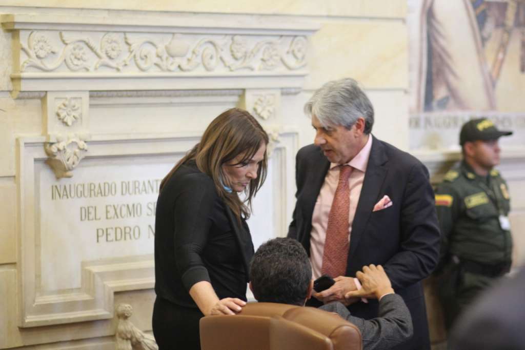 Susana Correa, directora del DPS, junto a Jaime Amín, alto consejero par la Política. El representante Harry González denunció a Correa por, presuntamente, "amenazar" con no ayudarlo, al quedar hundido el artículo de listas cerradas. / Cortesía