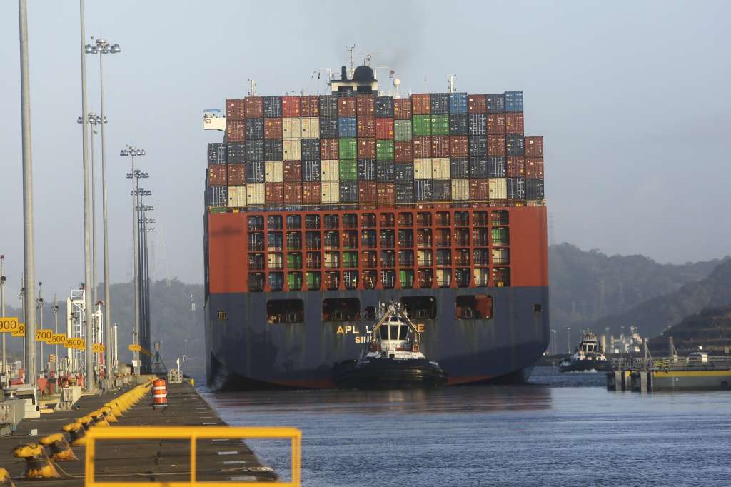 AME7992. CIUDAD DE PANAMÁ (PANAMÁ), 07/02/2025.- Fotografía de un barco atravesando las esclusas ampliadas de Cocolí este viernes, en el Canal de Panamá (Panamá). El presidente de Panamá, José Raúl Mulino, y el presidente de Estados Unidos, Donald Trump, tienen previsto mantener una conversación en medio de la tensión por el Canal, este viernes 7 de febrero. EFE/ Carlos Lemos