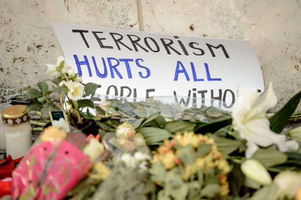 Mensajes que dejaron los alemanes tras los ataques contra el mercado navideño en Berlín. Al igual que otras víctimas europeas del terrorismo, los alemanes piden no dejarse vencer. / AFP