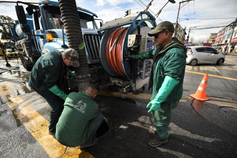 Bogotá refuerza el alcantarillado para evitar inundaciones en plena temporada de lluvias