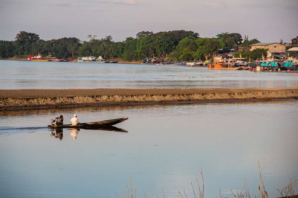 Las comunidades navegan el río Guaviare para llegar a San José, la capital del departamento, tras abandonar sus territorios debido a la violencia y enfrentamientos entre actores armados.