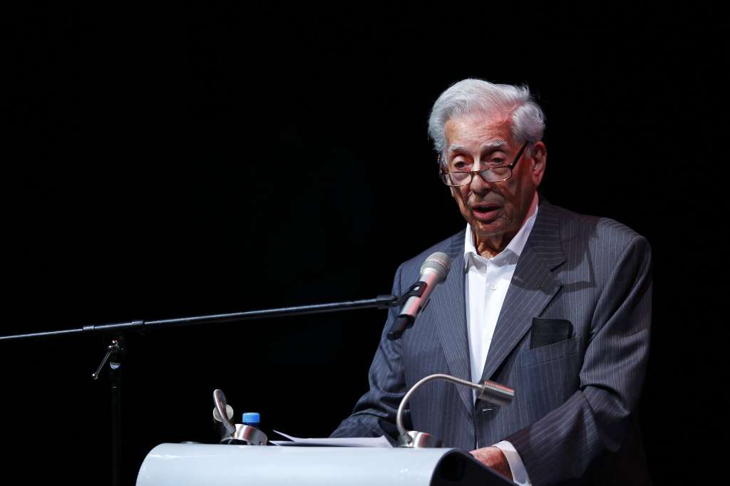 MEX6097. GUADALAJARA (MÉXICO), 25/05/2023.- El escritor peruano Mario Vargas Llosa, Nobel de Literatura 2010, habla hoy durante la inauguración de la V Bienal que lleva su nombre, en la ciudad de Guadalajara, Jalisco (México). Vargas Llosa criticó este jueves en México la llamada “cultura de la cancelación” a la que describió como una especie de dictadura que amenaza la libertad e impide el libre intercambio de ideas. EFE/Francisco Guasco