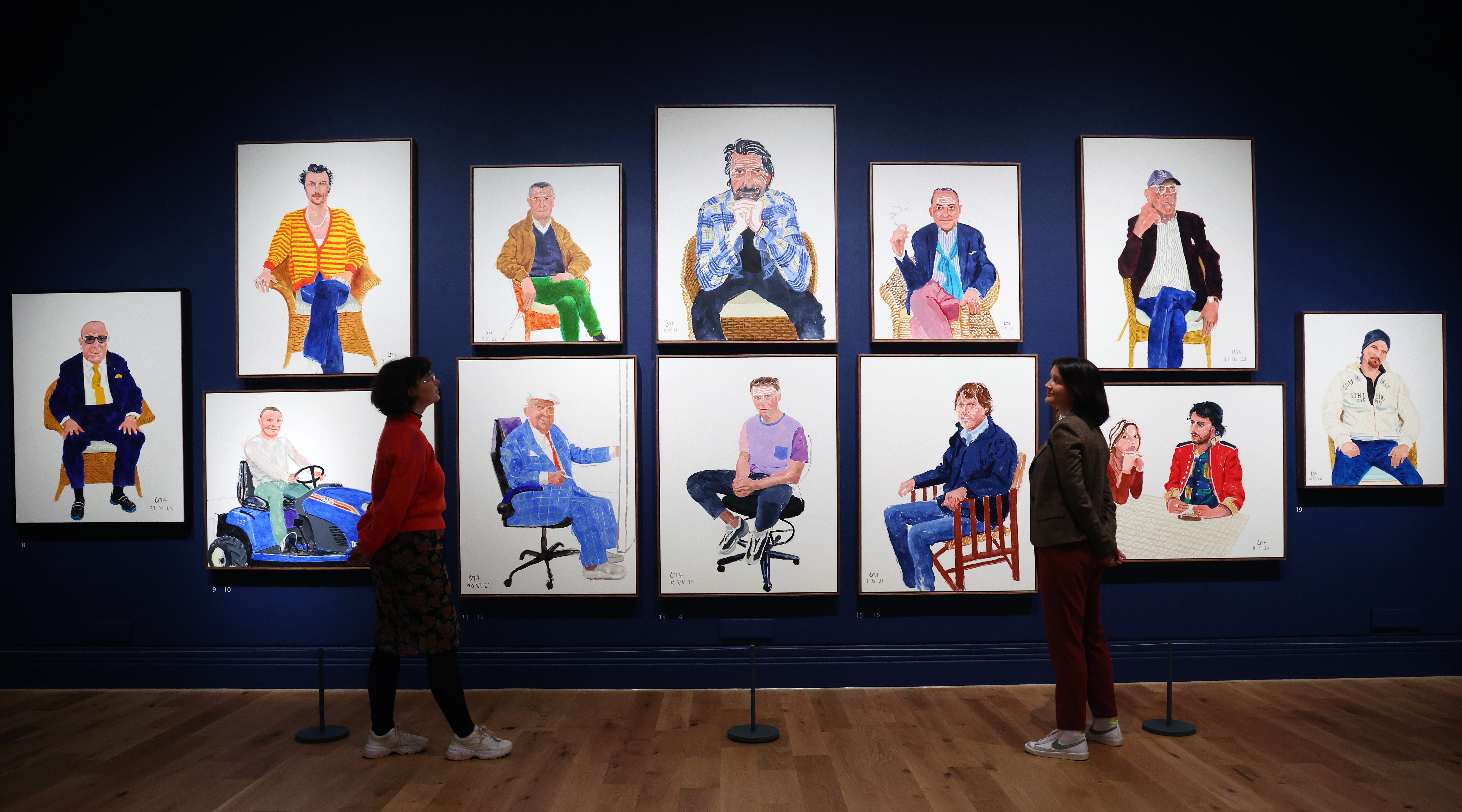 London (United Kingdom), 01/11/2023.- A National Portrait Gallery staff looks over new portraits by British artist David Hockney at the 'ÄòDavid Hockney: Drawing from Life'Äô exhibit at the National Portrait Gallery in London, Britain, 01 November 2023. 'ÄòDavid Hockney: Drawing from Life'Äô, was staged for just 20 days before the Gallery'Äôs closure due to Covid in March 2020. The exhibition explores the artist'Äôs work over the last six decades through his intimate portraits of five sitters: his mother, Celia Birtwell, Gregory Evans, Maurice Payne and the artist himself. The 2023 exhibition will also debut a selection of over thirty new portraits. Painted from life they depict friends and visitors to the artist'Äôs Normandy studio between 2021 and 2022. (Reino Unido, Londres) EFE/EPA/ANDY RAIN