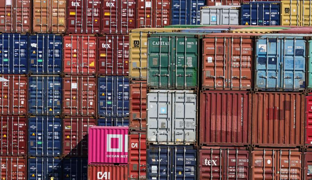 FOTODELDÍA MANNHEIM (Alemania), 29/07/2025. Contenedores de carga apilados en el puerto comercial de Rhein-Neckar en Mannheim, Alemania, este martes. El presidente estadounidense Donald Trump anunció sus planes de imponer un arancel del 15 % a los productos de la Unión Europea (UE) a partir del 1 de agosto de 2025.-EFE/ Ronald Wittek