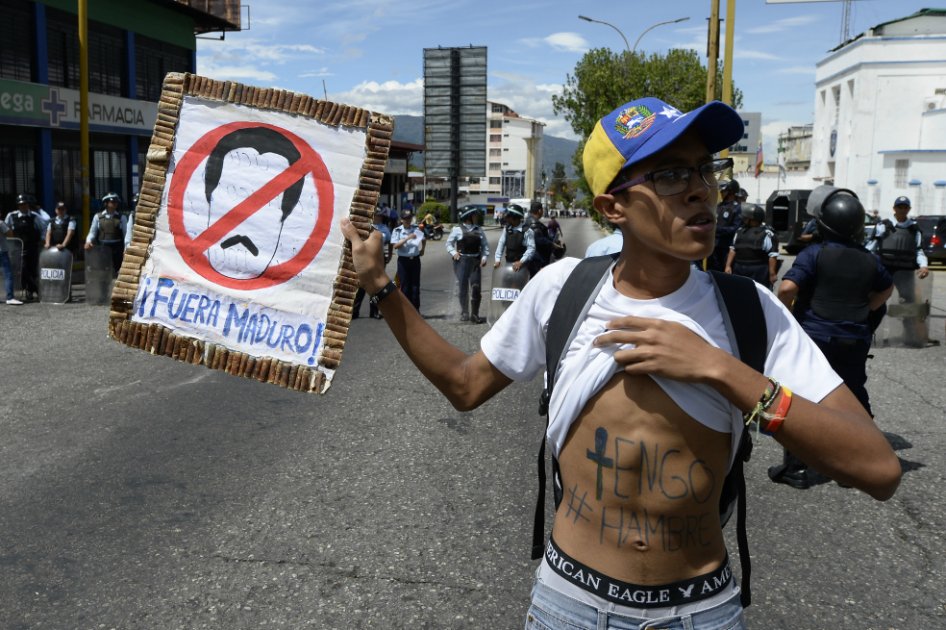 Durante las protestas de este miércoles, un ciudadano pide en Mérida la salida de Nicolás Maduro del poder. / AFP