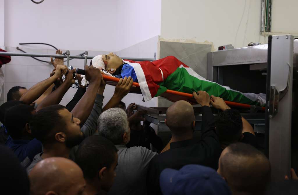 Jenin (-), 10/11/2023.- Mourners collect a body from a morgue during a funeral procession at the Jenin refugee camp, a day after 14 Palestinians were killed in an Israeli raid, near the West Bank city of Jenin, 10 November 2023. According to the Palestinian Health Ministry, at least 14 Palestinians were killed and around 15 others were injured during clashes with Israeli troops. Since 07 October 2023, more than 160 Palestinians have been killed, while over 2,000 have sustained injuries in the West Bank. (Yenín) EFE/EPA/ALAA BADARNEH