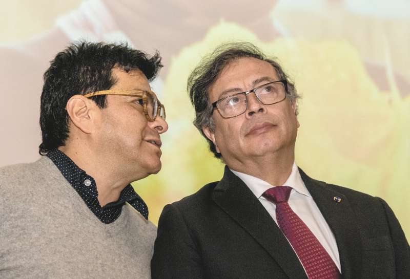 El comisionado de Paz, Danilo Rueda (izq.), asegura que el Gobierno está comprometido con la implementación del Acuerdo de Paz. / Presidencia