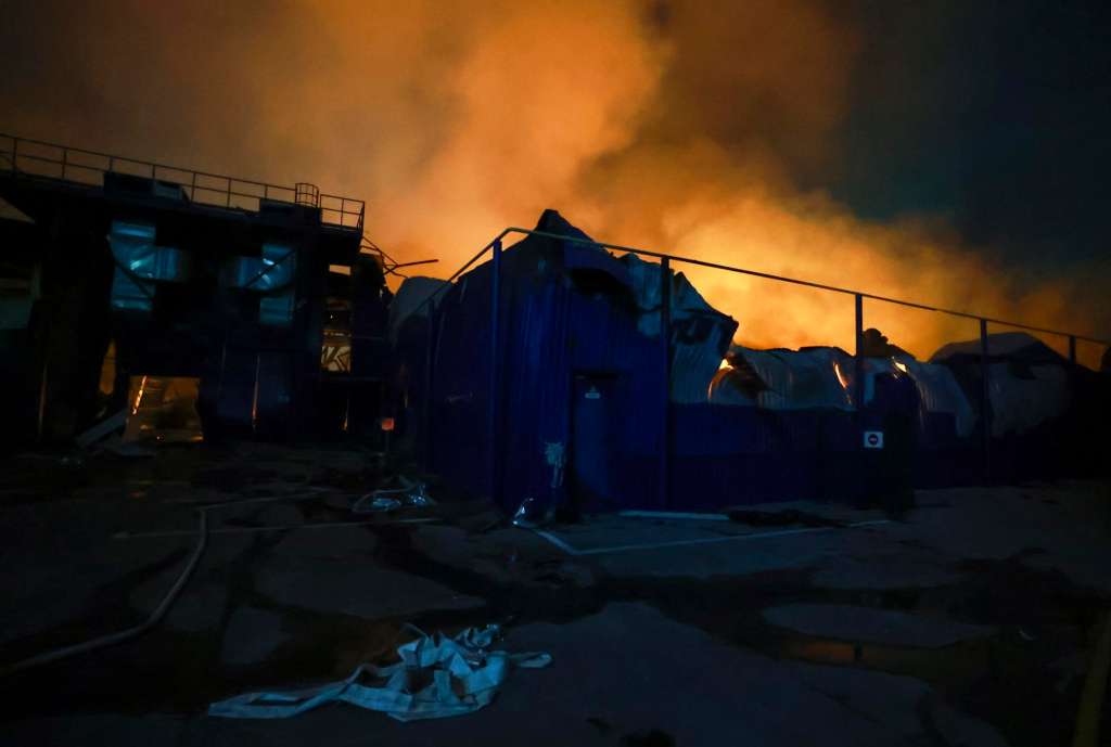 KYIV (Ukraine), 05/08/2026.- Rescuers work at the site of a Russian missile strike on a shopping center in Kyiv, Ukraine, 05 August 2026, amid the Russian invasion. At least 17 people were killed, and more than 40 others were injured in a large-scale overnight Russian attack by ballistic missiles on Kyiv and its area, according to the Ukrainian State Emergency Service (SES). (Rusia, Ucrania, Kiev) EFE/EPA/SERHII DILIN