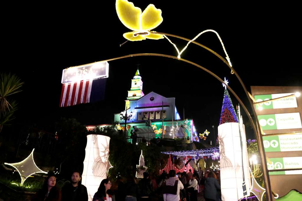 ACOMPAÑA CRÓNICA: COLOMBIA NAVIDAD AME9236. BOGOTÁ (COLOMBIA), 18/12/2025.- Fotografía del 16 de diciembre de 2025 que muestra personas recorriendo la iluminación de Navidad en el cerro Monserrate en Bogotá (Colombia). Al caer la noche, cuando el frío y la neblina abrazan los cerros bogotanos, el de Monserrate se transforma en un sendero de luz que viaja por once países y convoca a familias y turistas a celebrar la Navidad bajo la música de las novenas que resuena en la cima de la capital colombiana. EFE/ Carlos Ortega