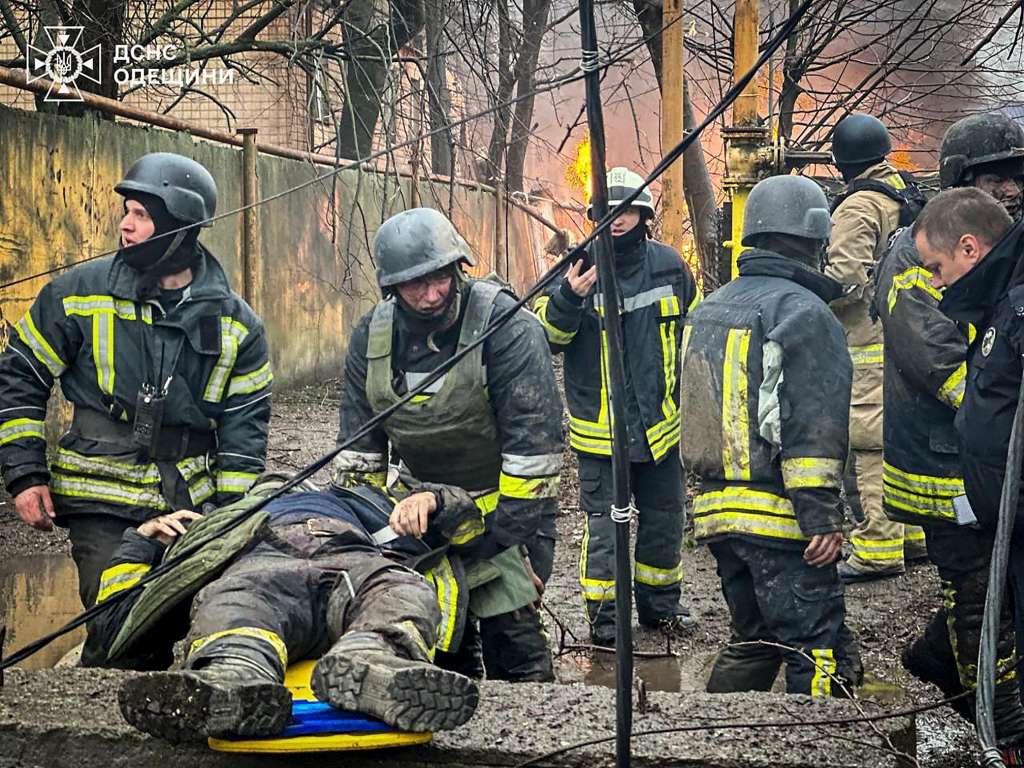 Odesa (Ukraine), 15/03/2024.- A handout picture made available by the State Emergency Service shows Ukrainian rescuers working on the site of a damaged civilian infrastructure object after a double rocket attack in the southern city of Odesa, Ukraine, 15 March 2024. After rescuers arrived at the scene of the attack, the location was struck by a second rocket attack, in which at least one rescuer was killed. At least 16 people died and 53 others were injured following the Russian rocket attack in Odesa, according to the Ukraine's State Emergency Service report. Russian troops entered Ukrainian territory in February 2022, starting a conflict that has provoked destruction and a humanitarian crisis. (Rusia, Ucrania) EFE/EPA/STATE EMERGENCY SERVICE HANDOUT 46832 HANDOUT EDITORIAL USE ONLY/NO SALES HANDOUT EDITORIAL USE ONLY/NO SALES