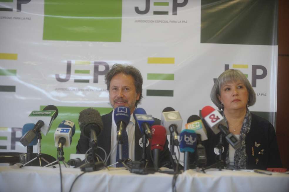 Néstor Raúl Correa, quien se retira el 30 de abril de la secretaría de la JEP, y Patricia Linares, presidenta de la JEP. / Cristian Garavito - El Espectador
