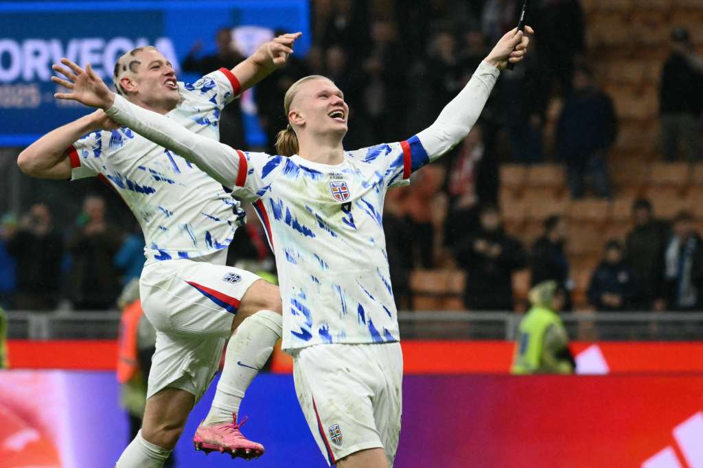 El capitán de Noruega, Erling Braut Haaland (#09), celebra con su compañero, el defensa Julian Ryerson (#14), tras la victoria en el partido de clasificación para la Eurocopa de la Copa Mundial de la FIFA 2026 entre Italia y Noruega, disputado en el estadio San Siro de Milán el 16 de noviembre de 2025.