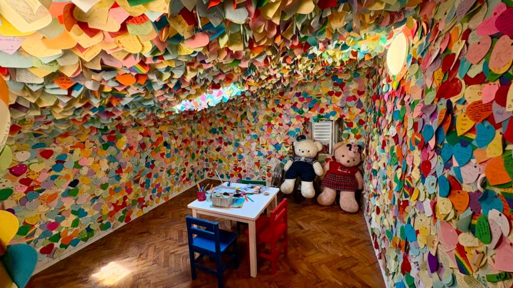 El último piso del Museo de Historias de Amor de Dubrovnik está cubierto con corazones de papel escritos por viajeros de todo el mundo.