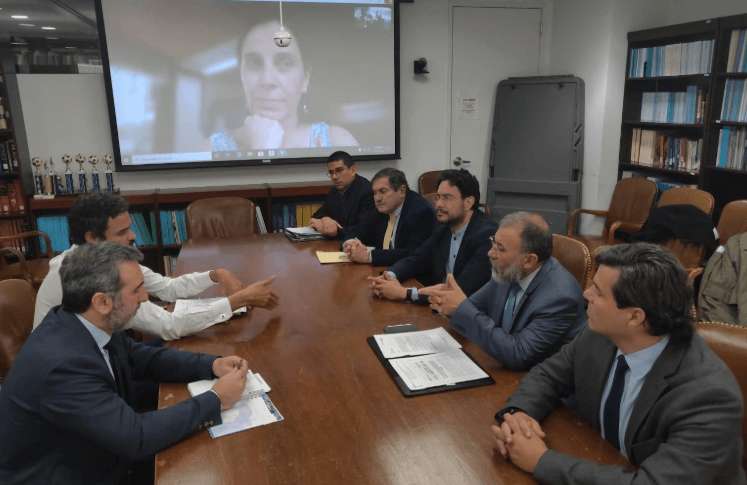 Los senadores Iván Cepeda (Polo Democrático) y Roy Barreras (de la U) en reunión con Paulo Abrão, secretario ejecutivo de la Comisión Interamericana de Derechos Humanos (CIDH) y los relatores sobre libertad de expresión y la situación de Colombia:. / Captura de pantalla de Twitter