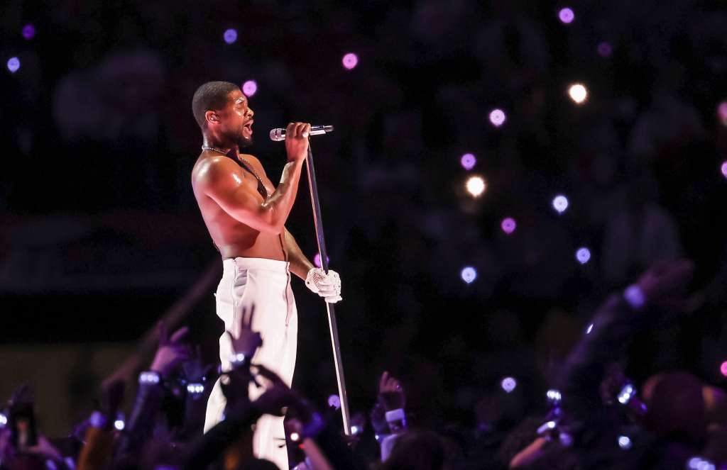 Las Vegas (United States), 12/02/2024.- US singer Usher performs during the halftime show of Super Bowl LVIII between the Kansas City Chiefs and the San Fransisco 49ers at Allegiant Stadium in Las Vegas, Nevada, USA, 11 February 2024. The Super Bowl is the annual championship game of the NFL between the AFC Champion and the NFC Champion and has been held every year since 1967. EFE/EPA/JOHN G. MABANGLO