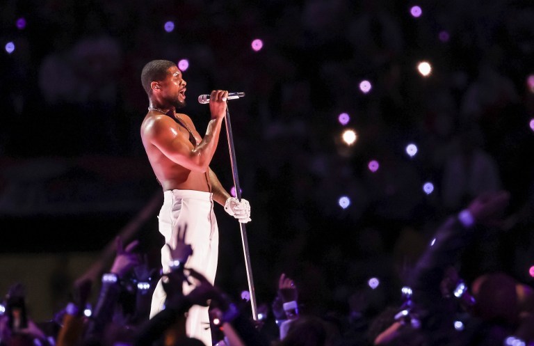 Así fue el show de Usher en el Super Bowl: invitó a Alicia Keys y otros artistas