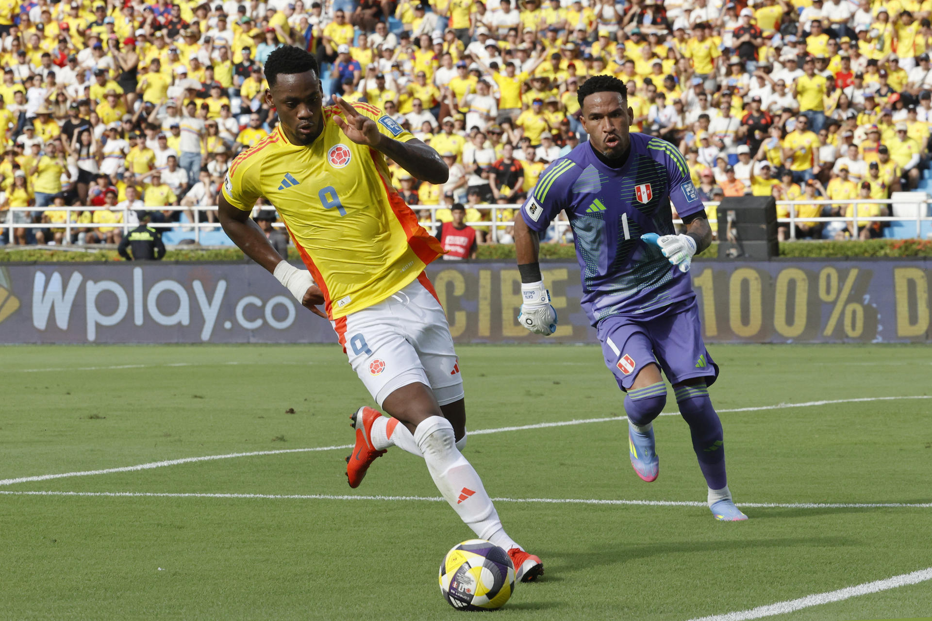 . BARRANQUILLA (COLOMBIA), 06/06/2025.- Jhon Durán (i) de Colombia disputa el balón con Pedro Gallese de Perú este viernes, en un partido por las eliminatorias sudamericanas para el Mundial 2026 entre las selecciones de Colombia y Perú en el estadio Metropolitano en Barranquilla (Colombia). EFE/Mauricio Dueñas Castañeda