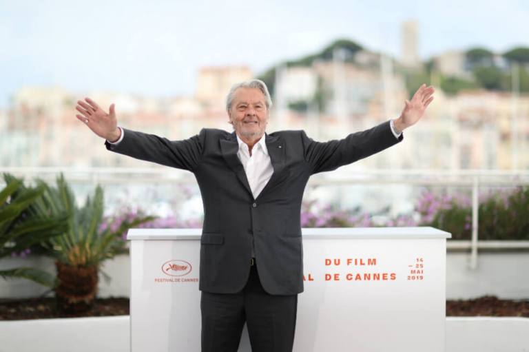 Alain Delon: homenajeado en Cannes y cuestionado por asociaciones feministas