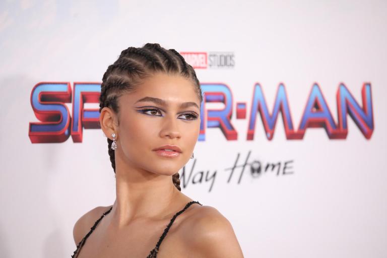 Para Spider-Man la actriz hizo alusión al universo del superhéreo con varios estilismos. Como el que lució el pasado 23 de junio, en Roma. Se trataba de una prenda de Giorgio Armani y otra de Gianni Versace. La actriz, acompañada de su esposo, Tom Holland, lució una creación inspirada en la telaraña, una pieza del archivo de Giorgio Armani de la colección Primavera-Verano de 1990.EFE/EPA/David Swanson