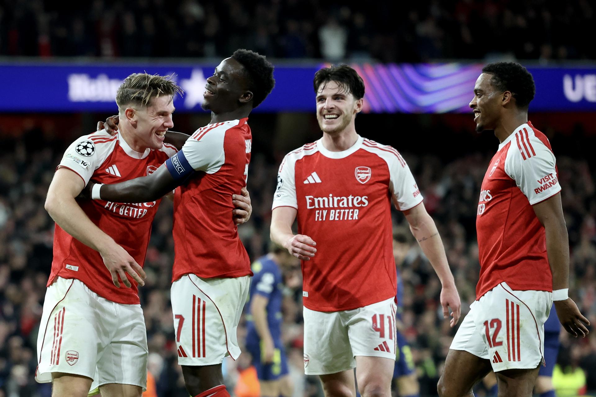 LONDON (United Kingdom), 21/10/2025.- Viktor Gyokeres (L) of Arsenal celebrates with teammate Bukayo Saka (2-L) after scoring the 3-0 lead during the UEFA Champions League league phase match between Arsenal FC and Atletico Madrid, in London, Britain, 21 October 2025. (Liga de Campeones, Reino Unido, Londres) EFE/EPA/NEIL HALL