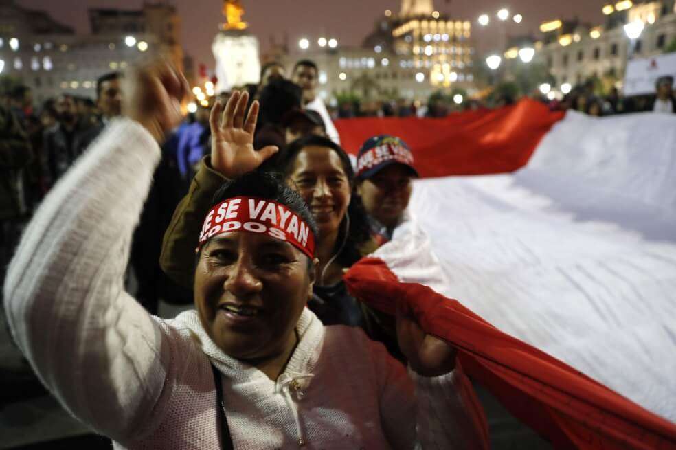 Organizaciones sociales y colectivos civiles participan en una movilización para respaldar la disolución del Congreso de Perú y la convocatoria de nuevas elecciones parlamentarias. / EFE
