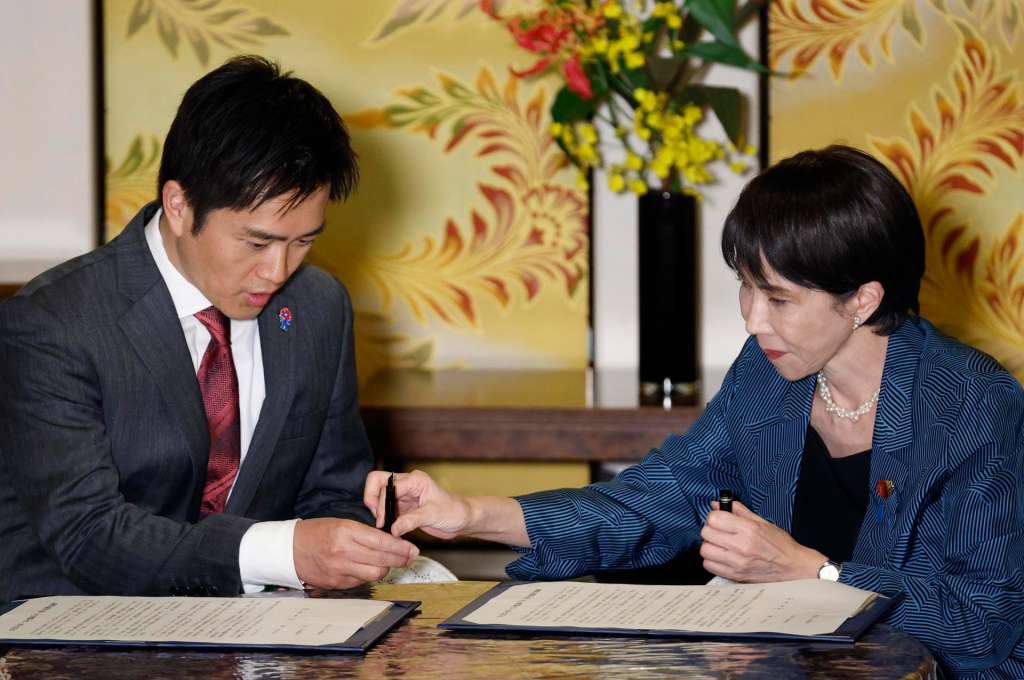 TOKYO (Japan), 20/10/2025.- Japan's ruling Liberal Democratic Party (LDP) President Sanae Takaichi (R) gives a pen to Japan Innovation Party leader Hirofumi Yoshimura for signing a coalition agreement at the Parliament in Tokyo, Japan, 20 October 2025. Following the agreement between the two parties, LDP President Sanae Takaichi is poised to become Japan’s first female prime minister on 21 October 2025. (Japón, Tokio) EFE/EPA/FRANCK ROBICHON