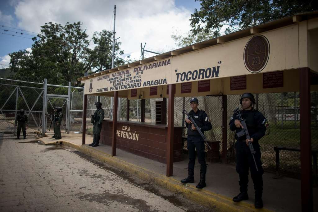 AME5172. TOCORON (VENEZUELA), 08/11/2023.- Fotografía del 23 de septiembre del 2023 donde se observan militares durante un operativo de seguridad en el centro penitenciario "Tocorón" (Venezuela). Los operativos desplegados desde septiembre en cinco cárceles de Venezuela, como parte de un plan gubernamental para desmantelar estructuras criminales que operan en estos centros, han estado marcados, según expertos, por irregularidades, fallas y una falta de información que ponen en duda el "éxito" asegurado por las autoridades. EFE/ Miguel Gutierrez