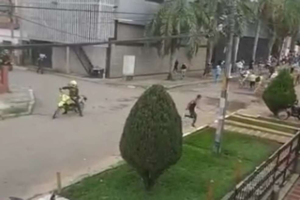 En el video queda claro que el joven atacó a un policía y este respondió con varios tiros que presuntamente habrían acabado con la vida del joven.