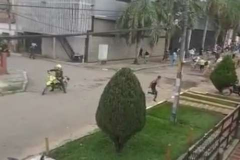 Video: Investigan caso de joven que murió en Cali por presunto disparo de un policía durante el paro