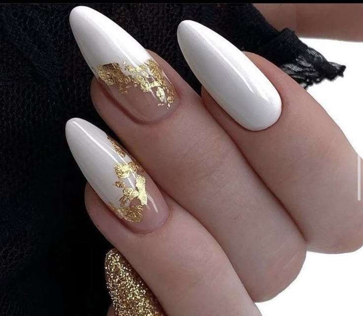 Uñas blancas con dorado