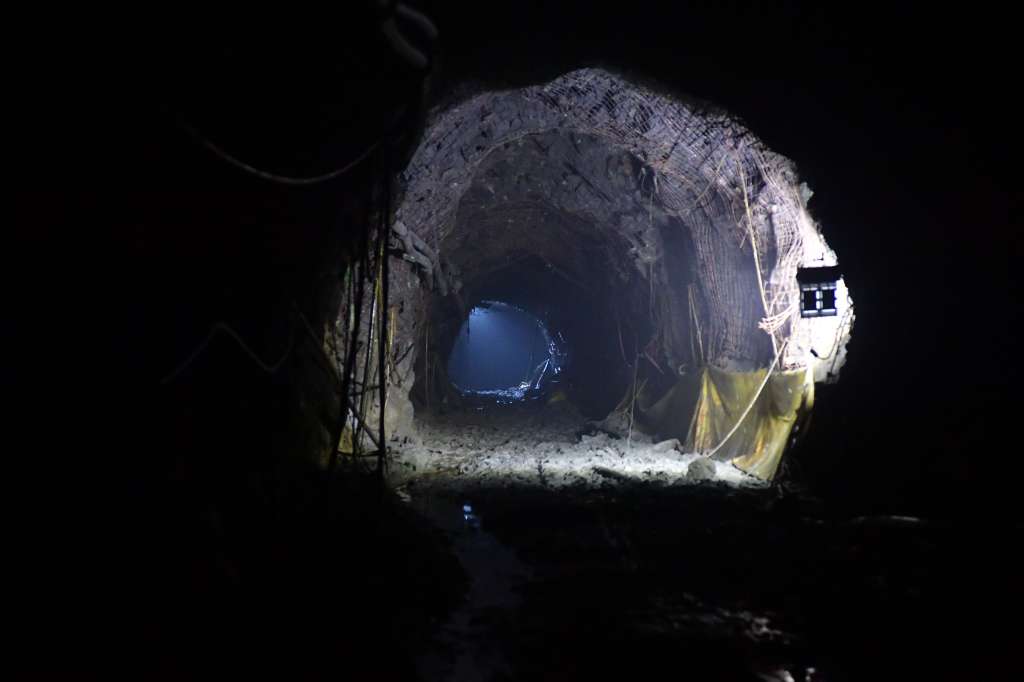 Entrada, túneles, trabajadores y maquinaria de esta mina, ubicada en la vereda Higabra, en Buriticá (Antioquia).