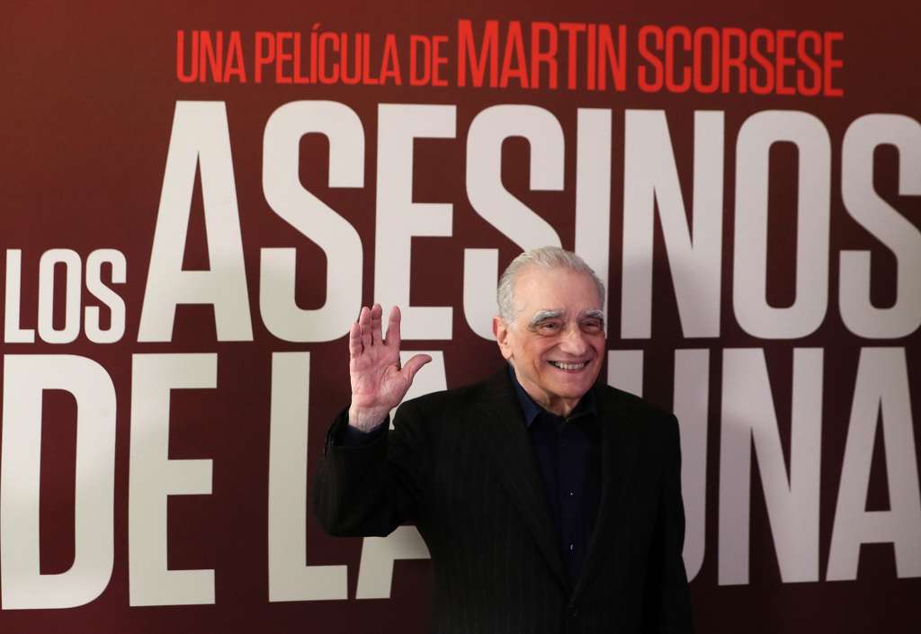 MEX7918.CIUDAD DE MÉXICO (MÉXICO), 11/10/2023.- El cineasta estadounidense Martin Scorsese saluda hoy durante una rueda de prensa sobre su nueva película "Los asesinos de la luna", en Ciudad de México (México). El afamado director estadounidense Martin Scorsese presentó este miércoles su nueva cinta, "Los asesinos de la luna", en la Ciudad de México, donde contó su experiencia conviviendo con la nación indígena osage durante varios años y todo lo que pudo aprender de ellos tanto como cineasta como ser humano. EFE/ Mario Guzmán