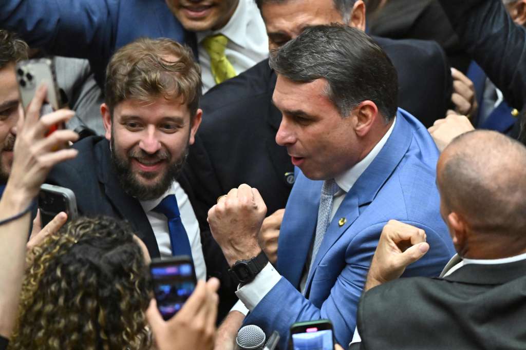 AME8123. BRASILIA (BRASIL), 30/04/2026.- El senador Flávio Bolsonaro (c), hijo del expresidente de Brasil Jair Bolsonaro, celebra junto a congresistas la aprobación de reducción de las penas por golpismo impuestas al expresidente Bolsonaro (2019-2022), este jueves, en Brasilia (Brasil). EFE/ Andre Borges