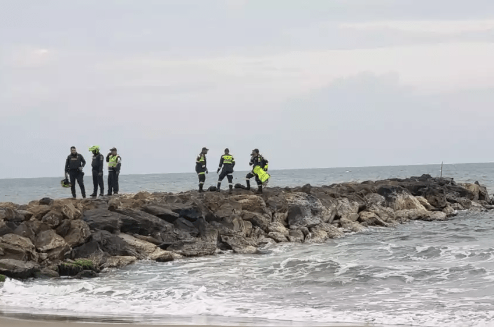La Unidad Operaciones Especiales en Emergencias y Desastres de la policía, PONALSAR, ayudó en la recuperación del cuerpo del niño.
