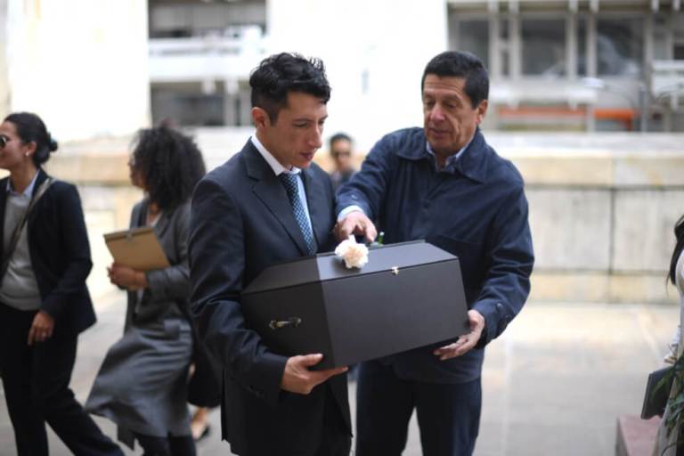 Familiares de Gloria Anzola, desaparecida en el Palacio de Justicia, recibieron sus restos