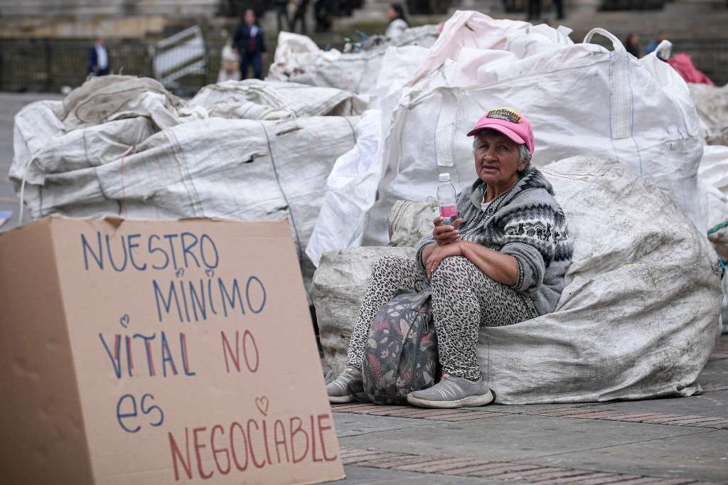 Recicladores inundaron la Plaza de Bolívar en protesta a "pagos injustos" por reciclar este material.
