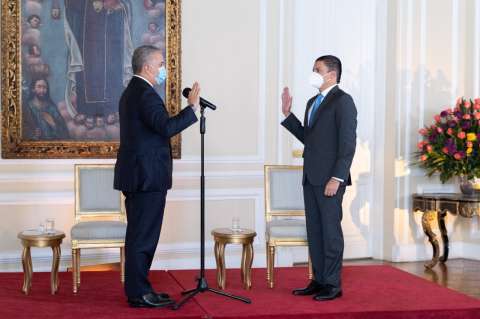 Crissien se posesionó como ministro de Ciencia, pese a reparos de la comunidad científica
