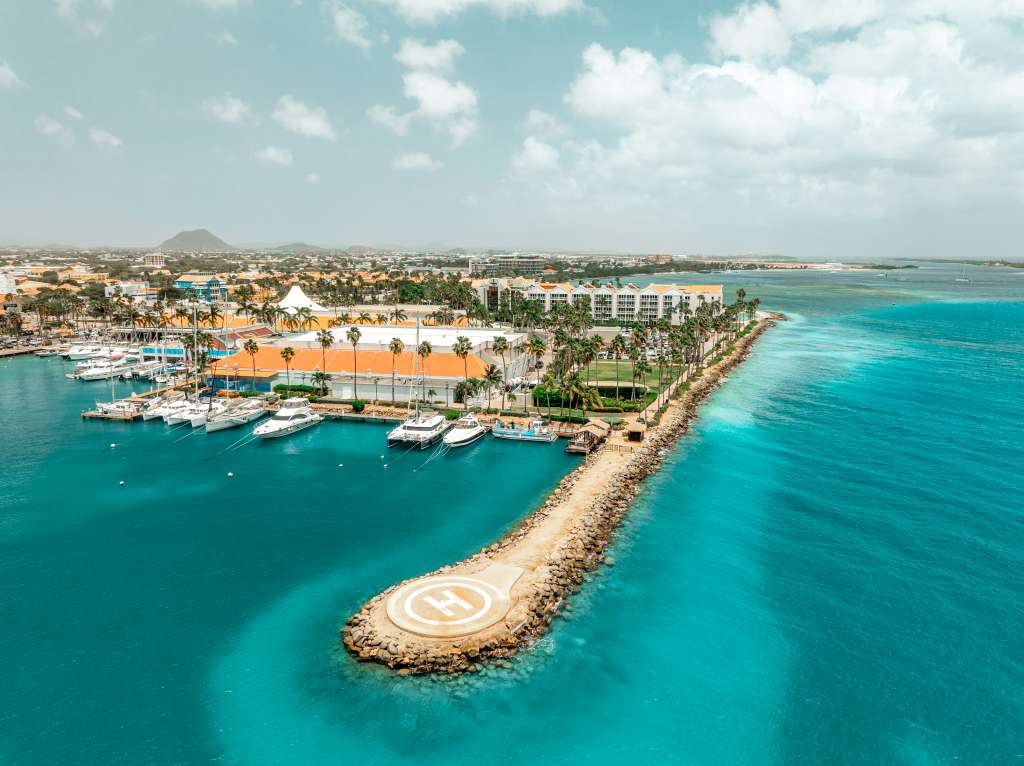 La capital de Aruba, Oranjestad, es uno de los lugares turísticos más visitados de la isla gracias a su amplia variedad de actividades.